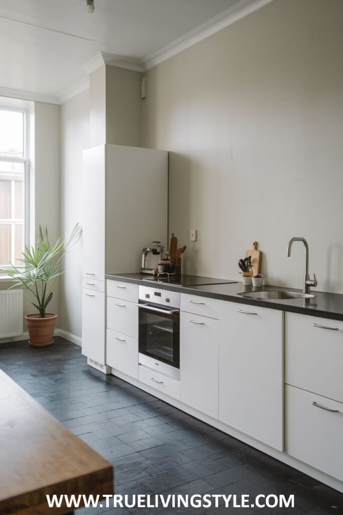 A kitchen with long, flat, minimalist handles.